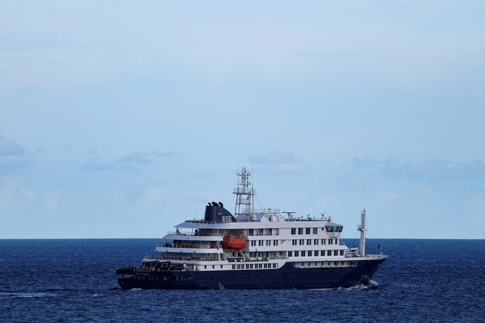 Hantavirus ship heads to Netherlands after passengers evacuated and flown home