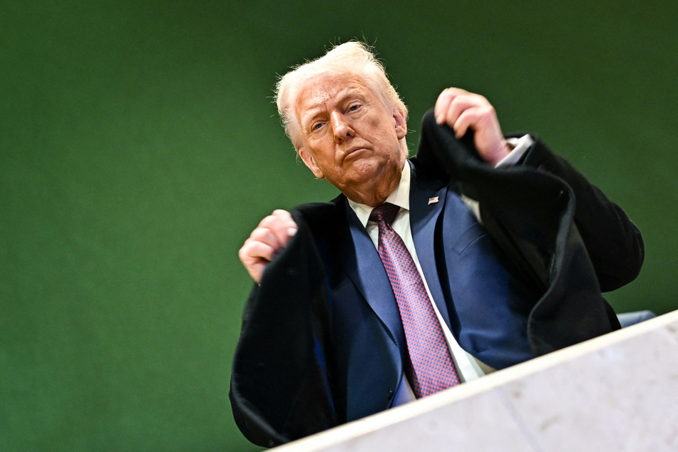 Trump warns of "big retaliation" if Europeans dump US Treasuries