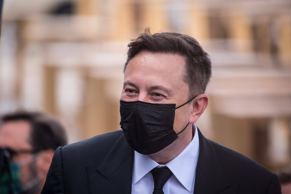Musk promises self-driving Tesla at half price but investors are disappointed