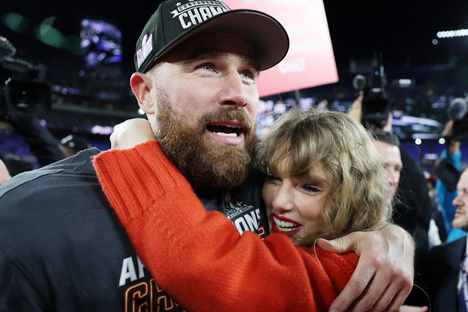 Travis Kelce (l.) opened up about wooing Taylor Swift with some hilariously candid comments shared in the latest episode of his New Heights podcast.