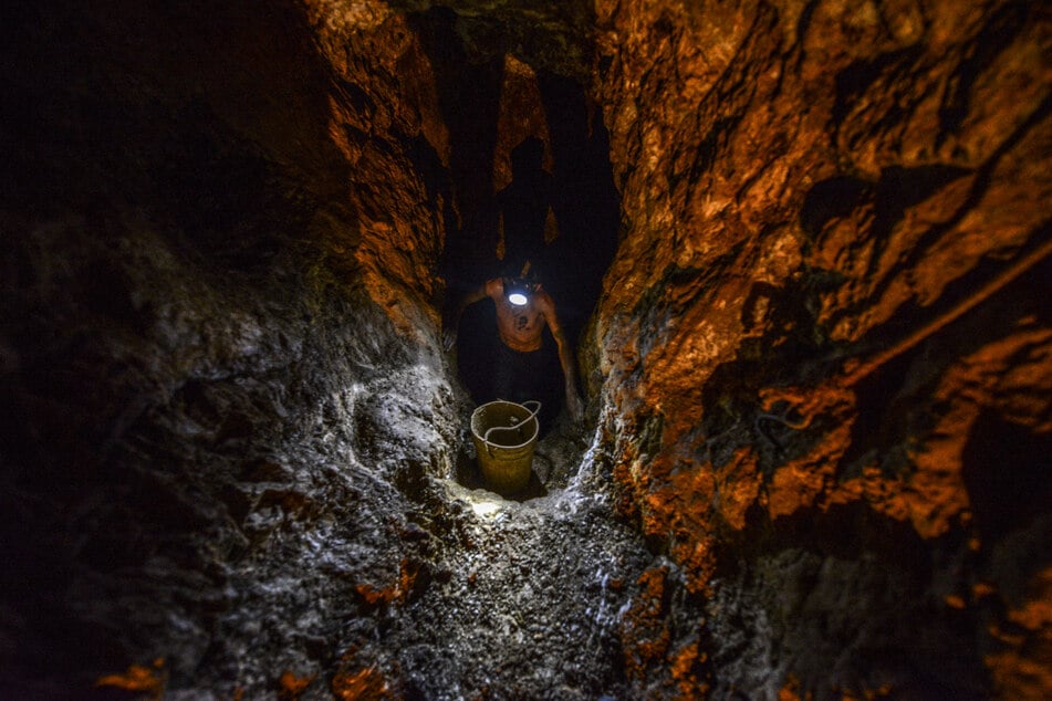 Venezuelan lawmakers allow more foreign investment in mining after pressure by US