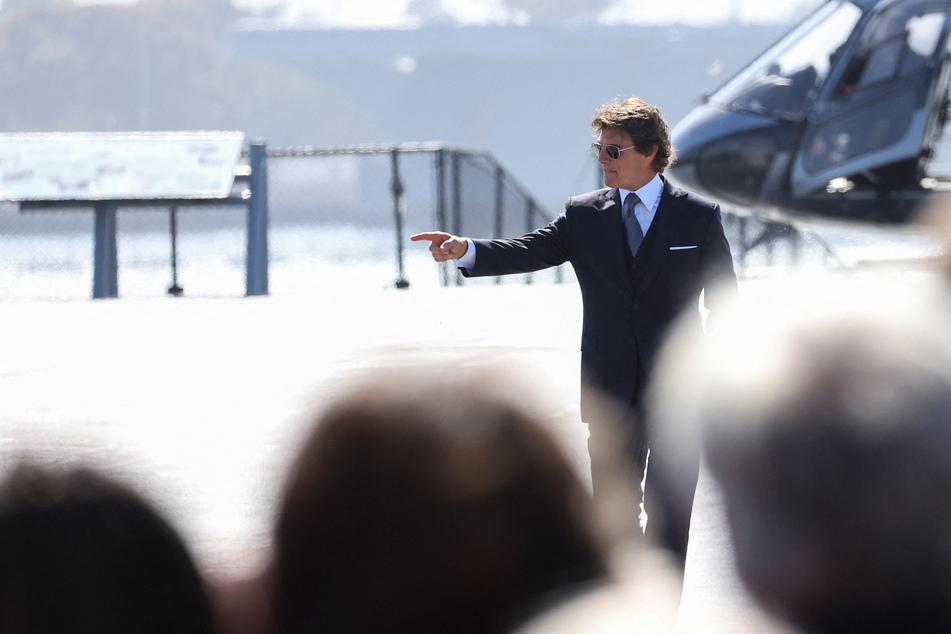 Tom Cruise makes epic entrance at Top Gun: Maverick premiere!
