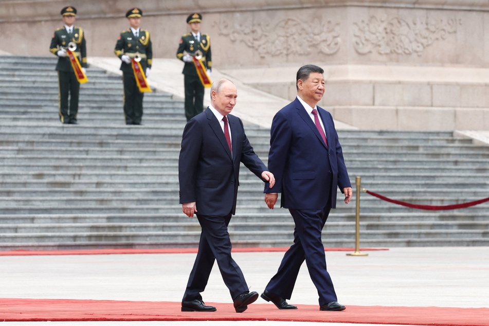 Chinese President Xi Jinping (r.) hailed China and Russia's "unyielding" ties after holding talks with Russian President Vladimir Putin.