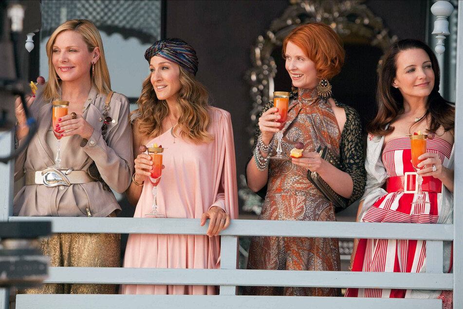Kim Cattrall (l.) reportedly agreed to do a cameo of the season 2 finale of AJLT and filmed her scene away from the rest of the cast.