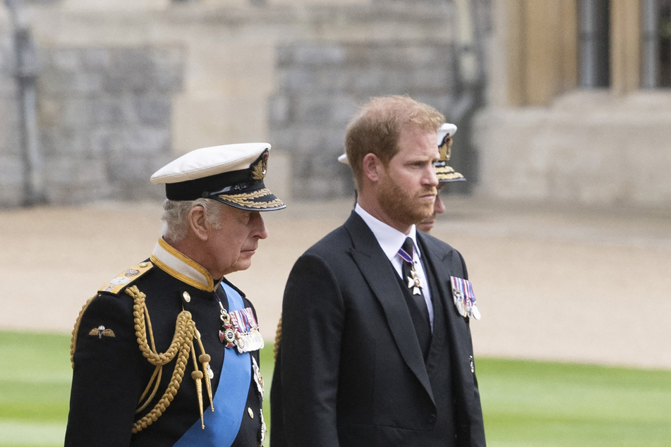 The relationship between King Charles (l.) and Prince Harry is strained.