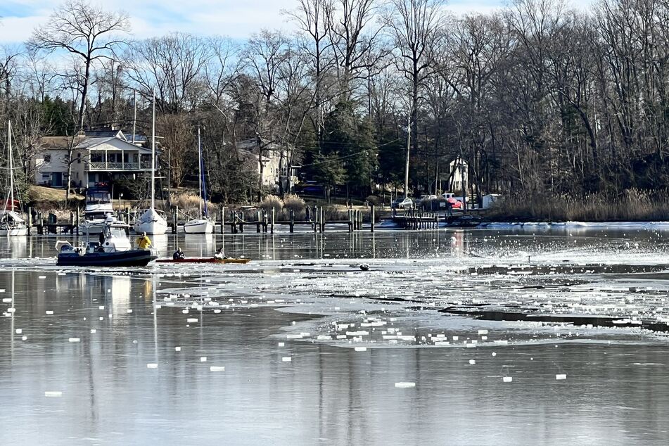 Kayakers attempt daring miracle rescue after plane crashes in freezing waters