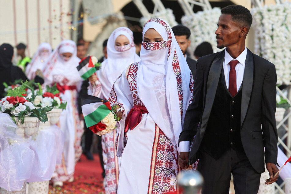 Mass wedding brings hope amid destruction in Gaza: "We can return to joy again"