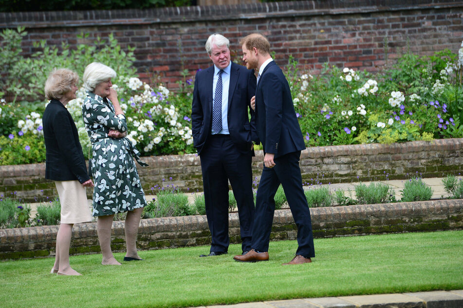 Prince Harry (r.) with Lady Sarah McCorquodale (c.), Lady Jane Fellowes (l.) and Earl Spencer (c.), at the unveiling of the new Princess Diana statue.