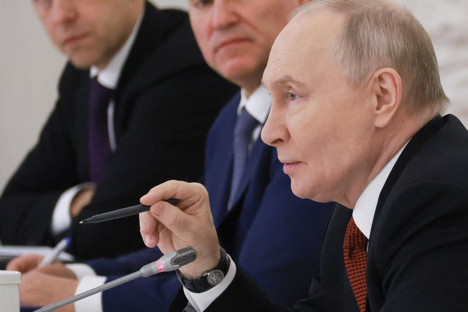 Russian President Vladimir Putin (r.) spoke with his US counterpart on Sunday.