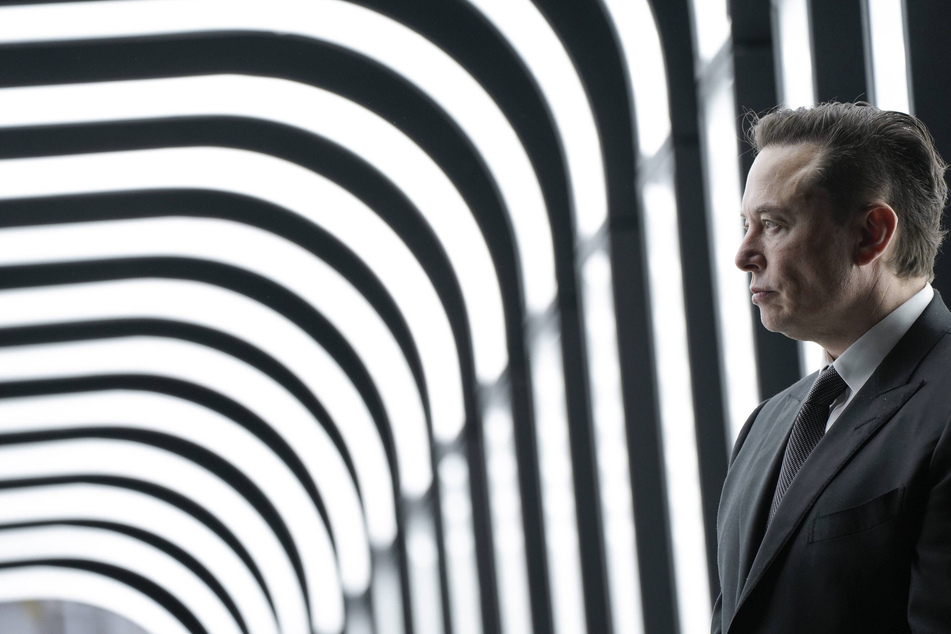 Elon Musk and notable tech bigwigs call for a pause in AI development