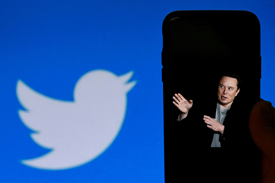 Elon Musk makes bold accusations against Apple in string of tweets