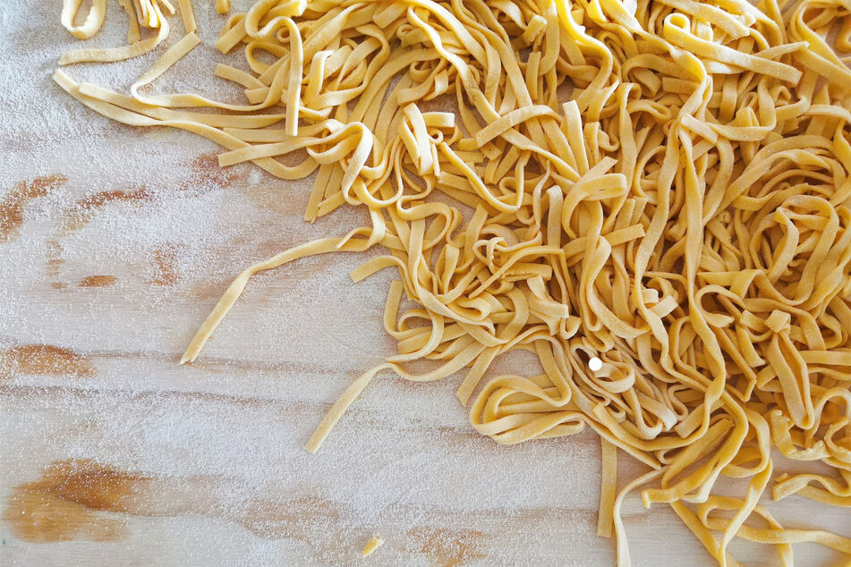 You want spaghetti aglio e olio to be al dente, so homemade egg pasta is not the best choice.