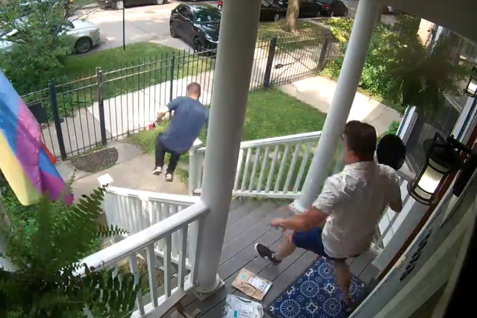 Enraged, Jason Williams (r.) stormed out after the suspected burglar.