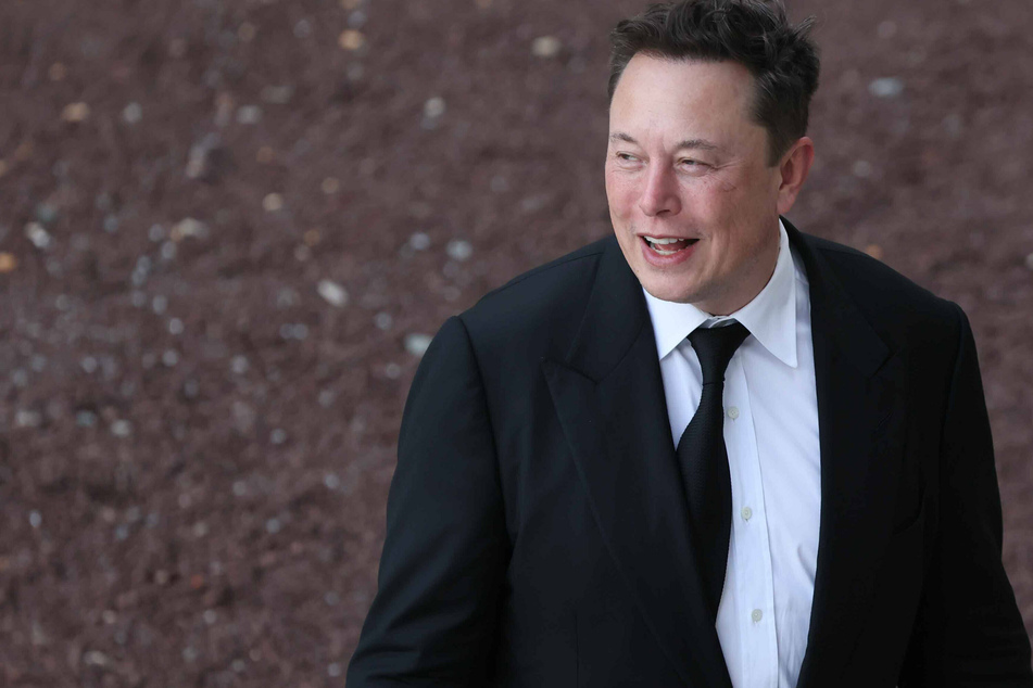 Elon Musk dumps another cool billion of Tesla stock!