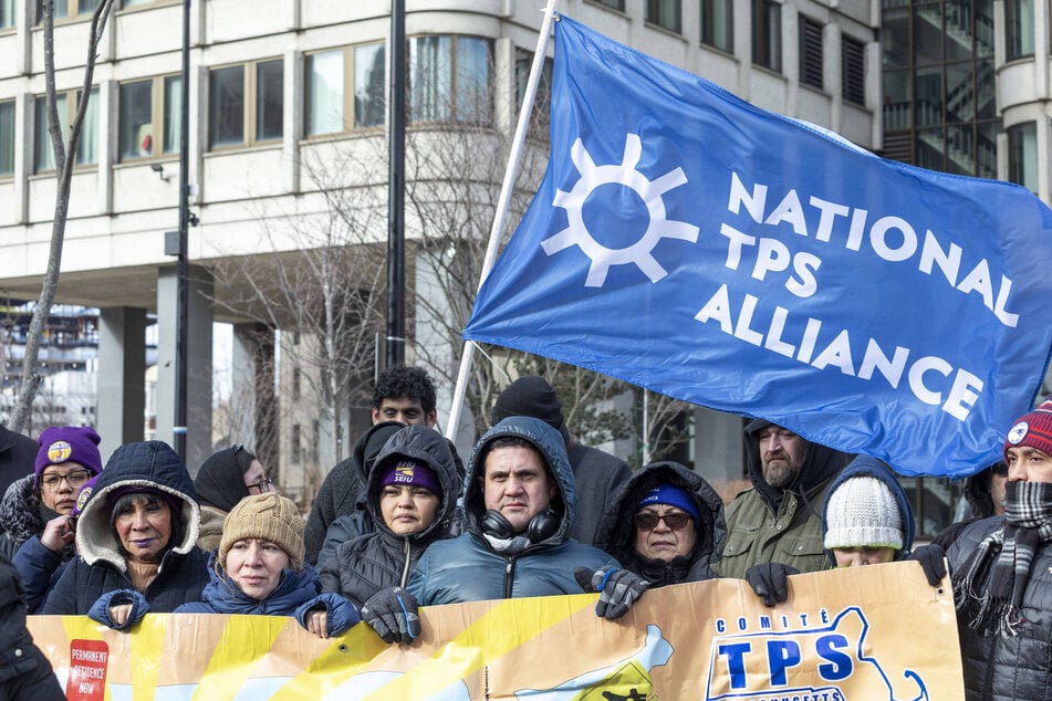 A US appeals court has allowed the Trump administration to proceed with deportations of Honduran, Nepalese, and Nicaraguan nationals with TPS.