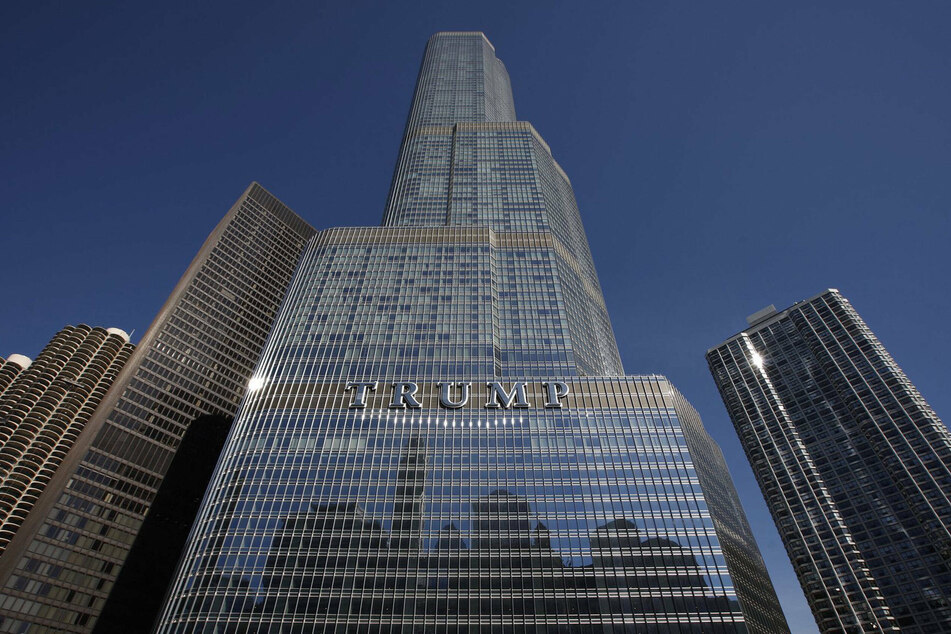Man dangles from Chicago's Trump Tower for more than 13 hours