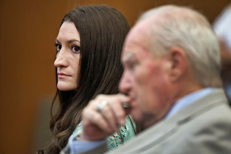 Lindsay Clancy (l.) is on trial for murder. Her defense team argues she is not criminally responsible for the crimes due to postpartum psychosis.