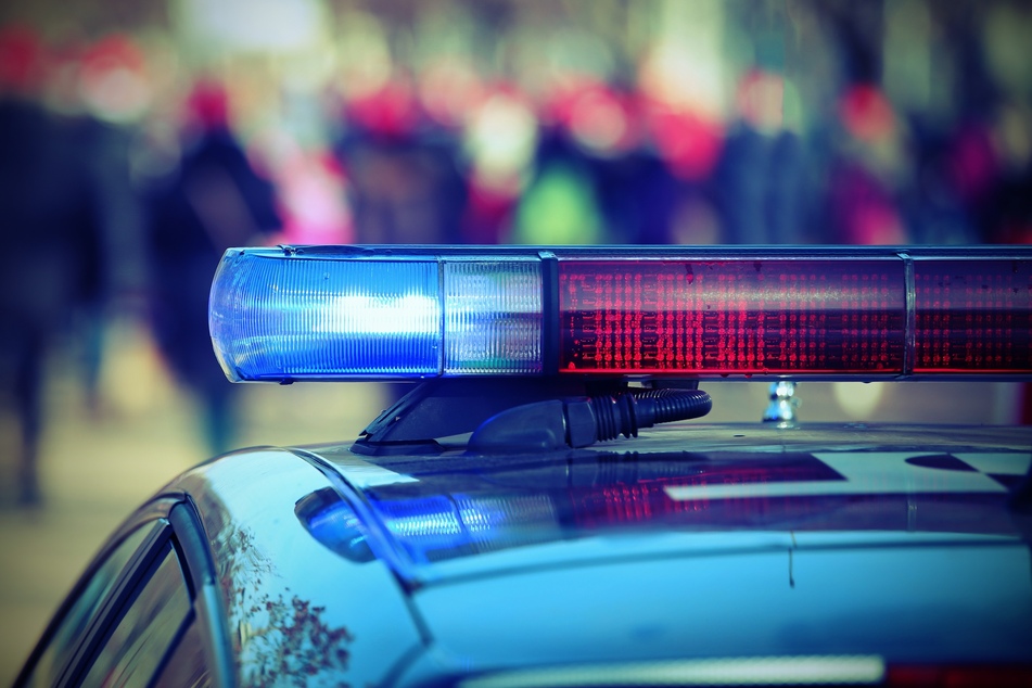 The officers arrived within minutes after receiving the 911 call (stock image).