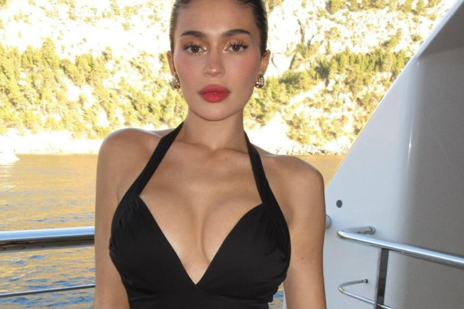 Kylie Jenner slayed in the classic "little black dress" while enjoying her vacation in Majorca.