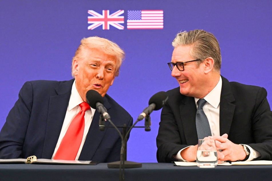 A former UK official recently recalled how President Donald Trump (l.) lambasted Prime Minister Keir Starmer about windmills in a phone call.