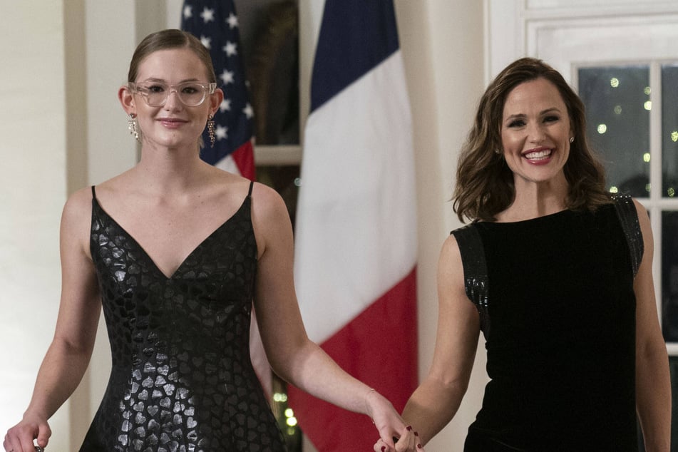 During a civic forum, Ben Affleck and Jennifer Garner's (r.) 18-year-old daughter, Violet Affleck (l.), spoke out in favor of reintroducing the mask requirement.