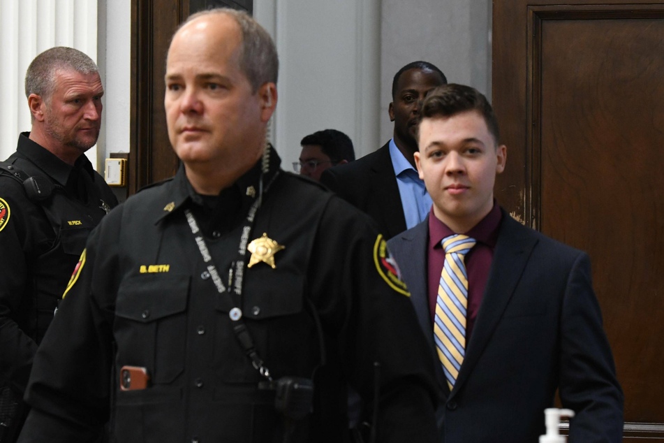 Defendant Kyle Rittenhouse (r.) being led back into the courtroom on Thursday.