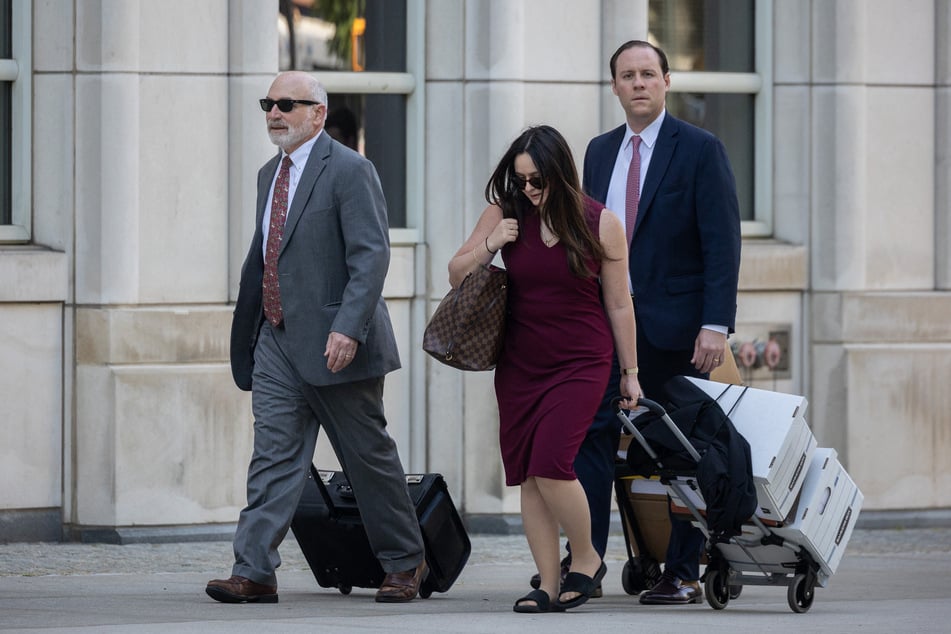 Lawrence Lustberg (l.), Michael McMahon's defense attorney, argued that his client was also a victim of the Chinese government's illegal operations.
