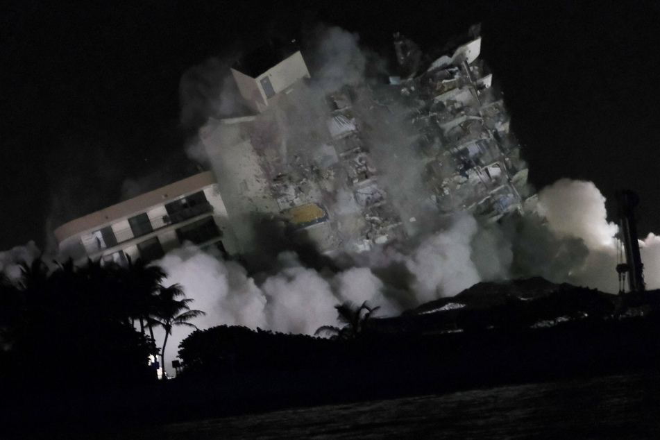 After the partial collapse of the apartment complex near Miami, the part of the building still standing has been demolished.