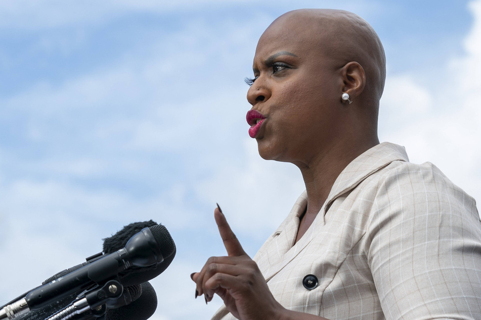 Ayanna Pressley backs Haitian migrants' civil rights complaint over "systemic abuse"