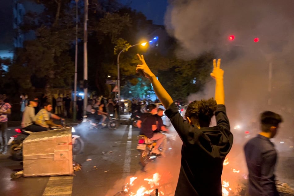Iran protests: Dozens killed as uprising spreads to entire country