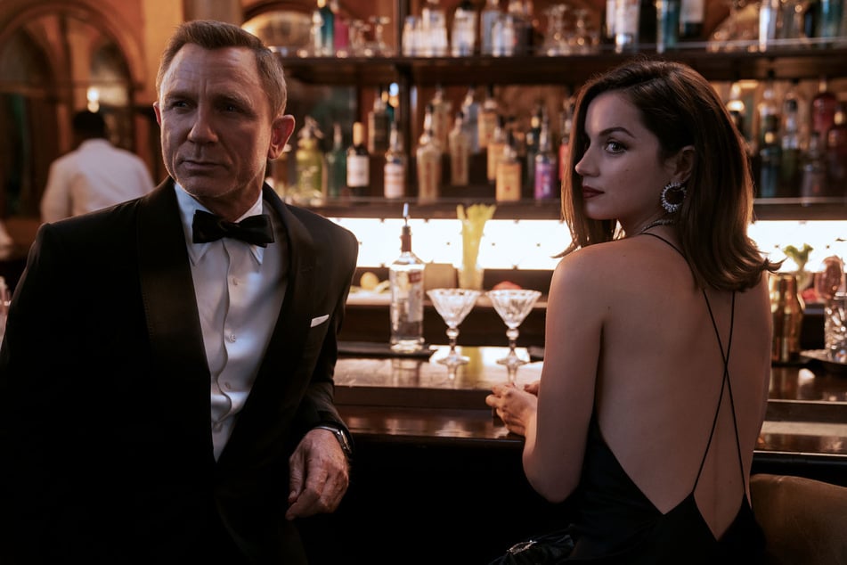 Daniel Craig (52) and Ana de Armas (32) in No Time To Die.