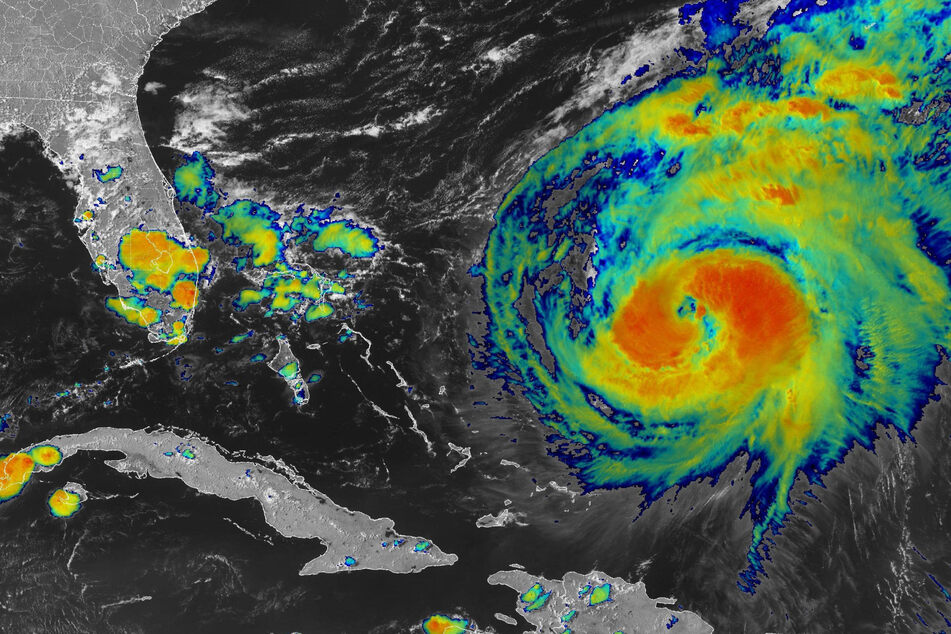 Bermuda braces for direct hit from Hurricane Ernesto: "Time is running out"
