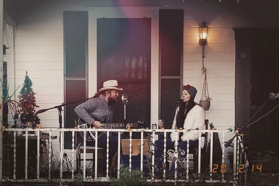 Austin couple holds front porch live music show for neighborhood