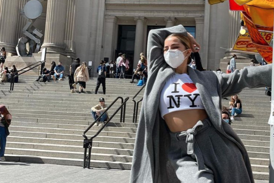 Twitter users slam Addison Rae for using what looked like "a plastic spoon" as a face mask