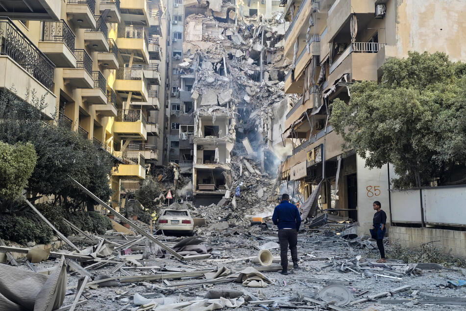 Israeli forces push further into Lebanon as delegations meet in Washington