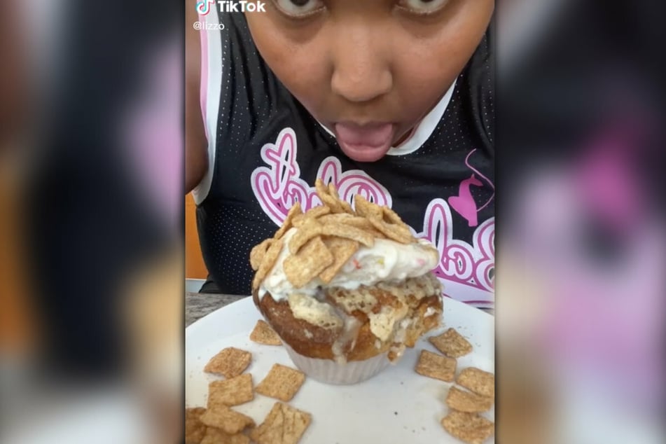 Lizzo enjoying her cinnamon roll.