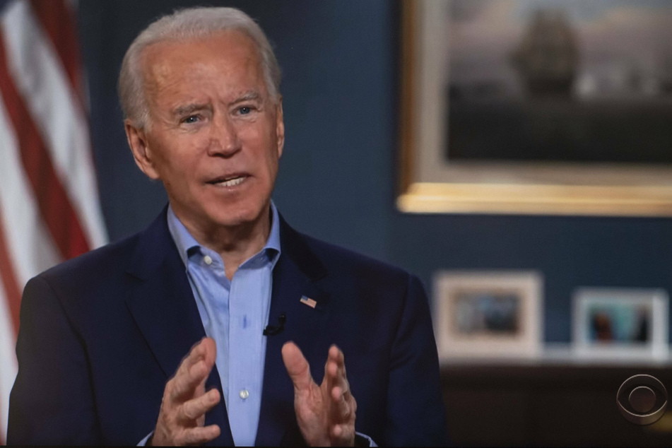 Biden receives vaccine as US pledges to ramp up distribution