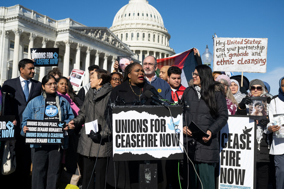Congresswoman Cori Bush (c.) introduced a Ceasefire Now resolution in the US House calling on the Biden administration to facilitate deescalation of Israel's attacks and the transfer of humanitarian assistance into Gaza