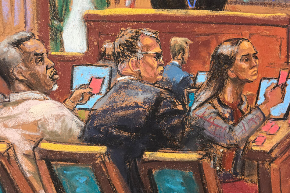 Sean "Diddy" Combs (l.) and his defense team passed notes during Friday's cross-examination.