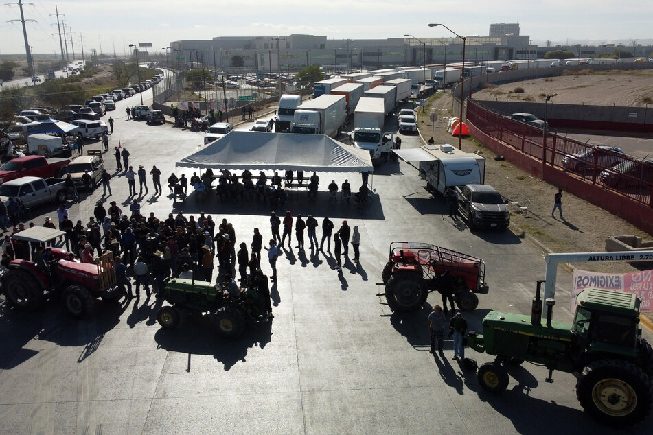 Mexican truck drivers blockade US border to protest robberies and assaults