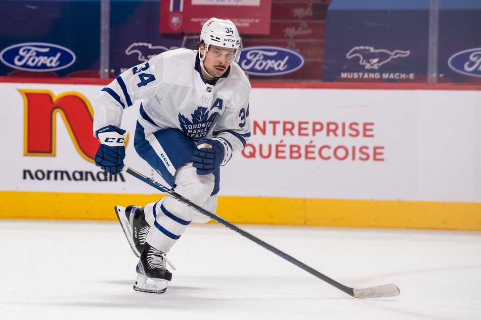 Auston Matthews added to his goal lead in the NHL with two more on Saturday as the Leafs beat the Canucks 5-1