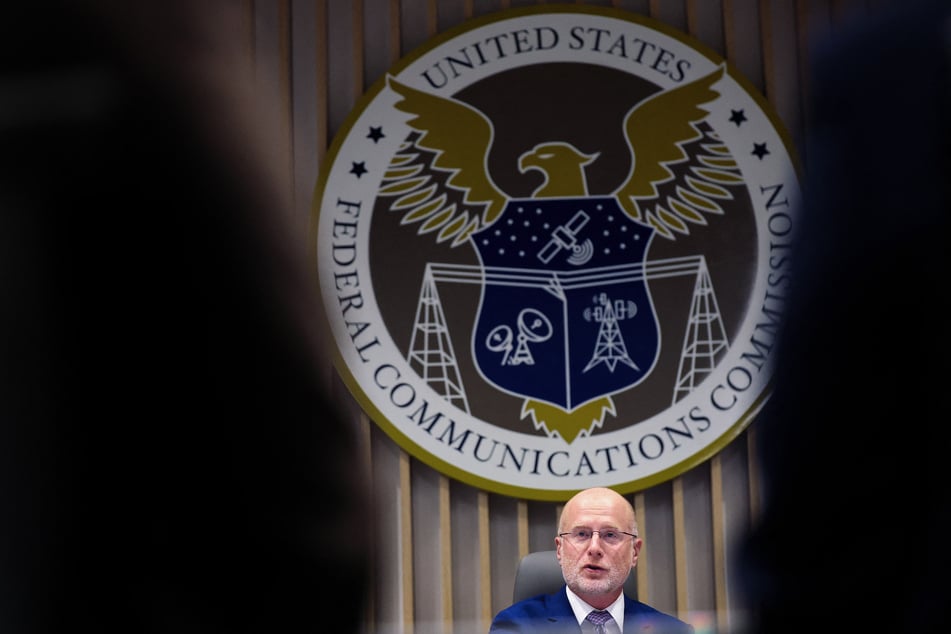 FCC bans Chinese labs from electronics testing, angering Beijing