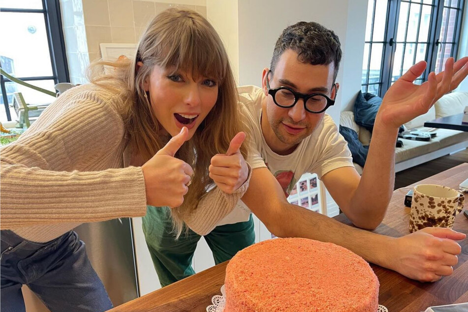 Taylor Swift (l.) drew inspiration from the relationship between Jack Antonoff (r.) and Lena Dunham for the song You Are In Love.
