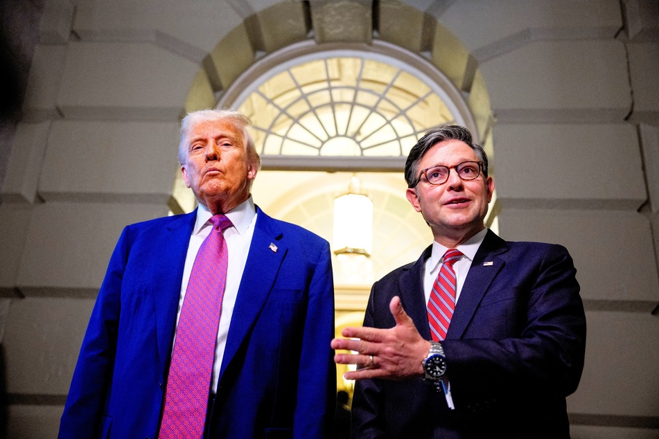 In a recent interview, House Speaker Mike Johnson (r.) claimed President Donald Trump (l.) was an informant for the FBI in an effort to take down Jeffrey Epstein.