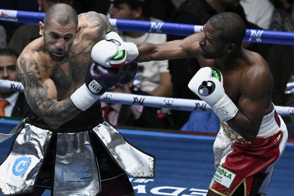 Floyd Mayweather Jr. (r.) fights with John Gotti III during an exhibition fight at the Arena Ciudad de Mexico in Mexico City on August 24, 2024.