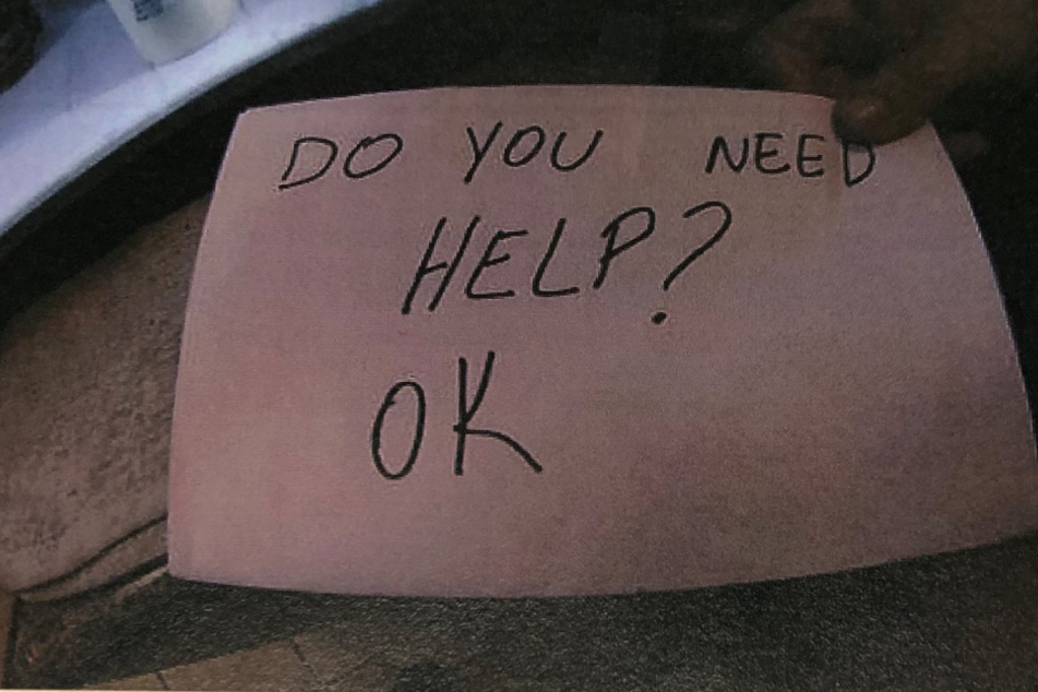 Waiter saves boy from abusive parents with a secret note