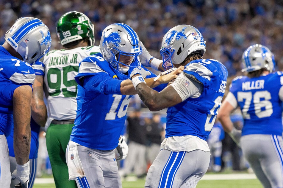 Detroit Lions quarterback Jared Goff celebrates with running back Jahmyr Gibbs during the game against the New York Jets at Ford Field.