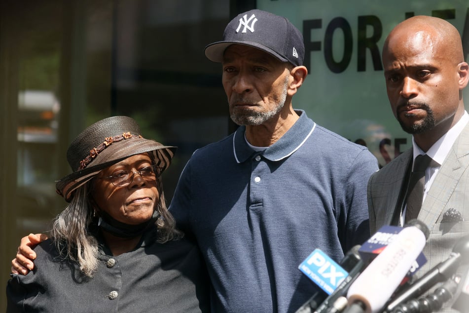 Attorney Donte Mills (r.) speaks alongside Andre Zachery and Mildred Mahazu, father and aunt of Jordan Neely.