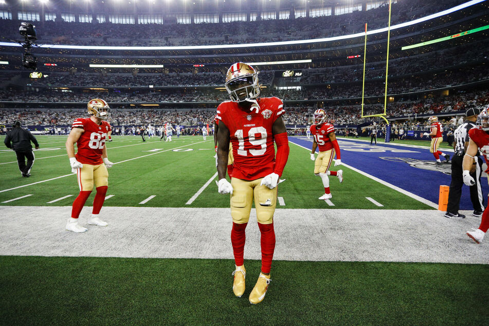 49ers wide receiver Deebo Samuel (c) celebrates after scoring a touchdown against the Cowboys.