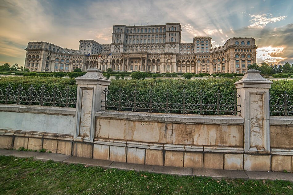 Drunk Irish tourist breaks into Romania's giant parliament building!